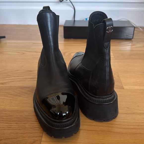 COPY - Chanel black leather and patent leather boots - Picture 1 of 5